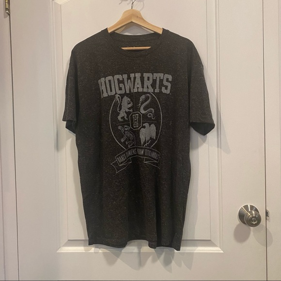 Hogwarts T-Shirt - Picture 2 of 3